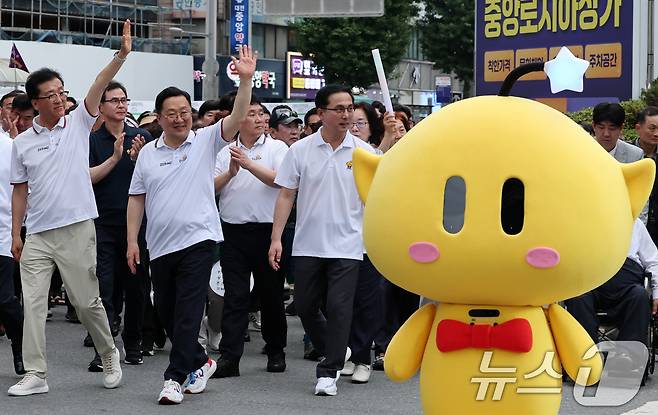 대전0시축제가 개막한 지난 8월8일 오후 중앙로 일원에서 이장우 대전시장과 조원휘 대전시의장 등이 거리 퍼레이드를 하고 있다. 2025.8.8/뉴스1 ⓒ News1 김기태 기자