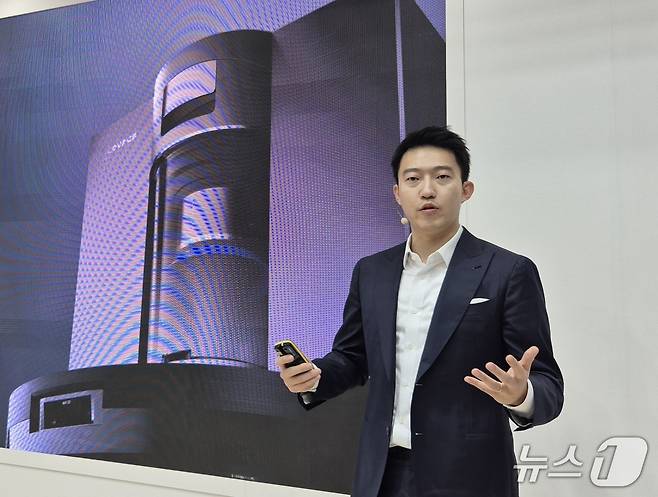 데이비드 챈 에코백스 최고경영자(CEO)가 4일(현지시각) 유럽 최대 가전 박람회 'IFA 2025'가 열린 독일 메세 베를린 내 에코백스 부스에서 키노트 연설을 하고 있다. 2025.9.4/뉴스1 최동현 기자
