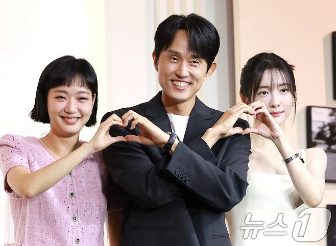 배우 김고은(왼쪽부터)과 조영민 감독, 박지현이 5일 서울 중구 앰배서더 서울 풀만 호텔에서 열린 넷플릭스 시리즈 '은중과 상연' 제작발표회에 참석해 포즈를 취하고 있다. '은중과 상연'은 매 순간 서로를 가장 좋아하고 동경하며, 또 질투하고 미워하며 일생에 걸쳐 얽히고설킨 두 친구, 은중(김고은 분)과 상연(박지현)의 모든 시간을 마주하는 이야기를 그렸다. 2025.9.5/뉴스1 ⓒ News1 권현진 기자