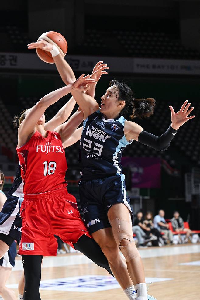 아산 우리은행이 5일 열린 박신자컵 조별리그 A조 최종전에서 후지쓰에 63-64로 졌고, 4강 진출에 실패했다. (WKBL 제공)