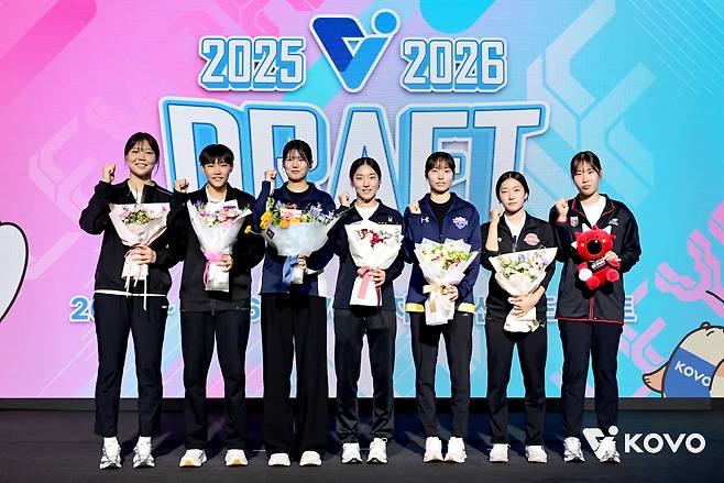 여자배구 신인 드래프트에서 1순위로 뽑힌 7명의 선수들(KOVO제공)