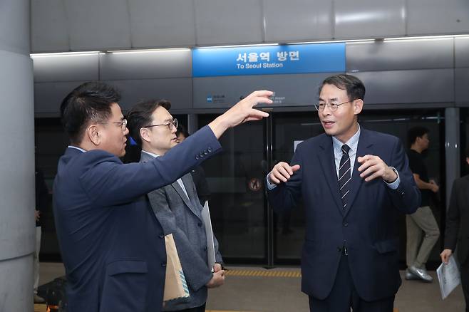 강희업 국토부 2차관(오른쪽)이 공항철도 현장점검을 하고 있다.(국토교통부 제공)
