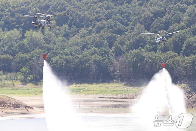 5일 오후 강원 강릉 재난 대응을 위해 군 급수지원작전에 투입된 육군항공사령부 시누크(CH-470D) 헬기가 오봉저수지에 물을 붓고 있다.(육군 제공, 재판매 및 DB 금지) 2025.9.5/뉴스1