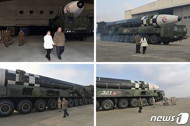 (평양 노동신문=뉴스1) = 2022년 11월19일 김 총비서가 딸 주애와 대륙간탄도미사일(ICBM) 발사 현장을 찾은 모습. 북한 노동당 기관지 노동신문이 공개. 2022.11.19 [국내에서만 사용가능. 재배포 금지. DB 금지. For Use Only in the Republic of Korea. Redistribution Prohibited] rodongphoto@news1.kr