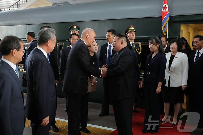 (평양 노동신문=뉴스1) = 북한 노동당 기관지 노동신문은 3일 "김정은 동지께서 2일 오후 중국인민항일전쟁 및 세계반파쇼전쟁승리(전승절) 80돌(주년) 기념행사에 참석하시기 위해 전용열차로 중화인민공화국의 수도 베이징에 도착했다＂라고 보도했다. 사진에는 딸 주애가 함께 동행한 것으로 확인됐다. [국내에서만 사용가능. 재배포 금지. DB 금지. For Use Only in the Republic of Korea. Redistribution Prohibited] rodongphoto@news1.kr