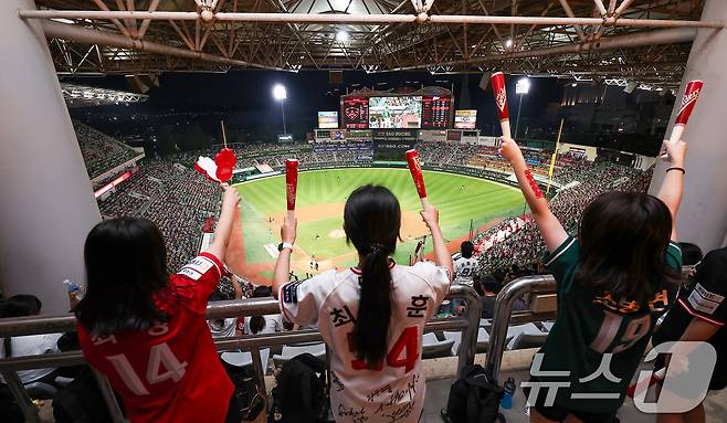 5일 인천 SSG랜더스필드에서 열린 '2025 신한 SOL 뱅크 KBO리그' 롯데 자이언츠와 SSG 랜더스의 경기에서 관중들이 힘찬 응원을 하고 있다. 2025.9.5/뉴스1 ⓒ News1 김성진 기자