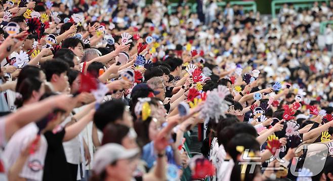 5일 인천 SSG랜더스필드에서 열린 '2025 신한 SOL 뱅크 KBO리그' 롯데 자이언츠와 SSG 랜더스의 경기에서 관중들이 힘찬 응원을 하고 있다. 2025.9.5/뉴스1 ⓒ News1 김성진 기자