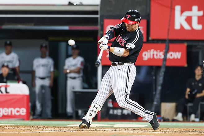 LG 김현수가 4일 수원케이티위즈파크에서 열린 2025 KBO리그 정규시즌 KT전에서 안타를 치고 있다. 사진 | LG 트윈스