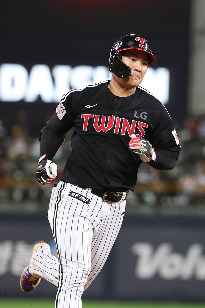 LG 오지환이 4일 수원케이티위즈파크에서 열린 2025 KBO리그 정규시즌 KT전 6회초 홈런을 친 후 베이스를 돌고 있다. 사진 | LG 트윈스