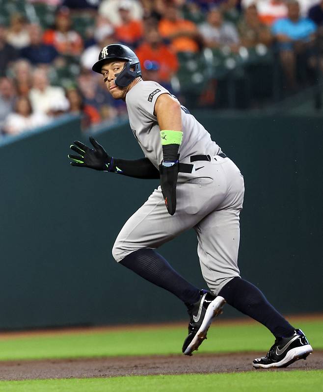 양키스 애런 저지가 5일(한국시간) 미국 텍사스주 휴스턴 다이킨 파크에서 열린 2025 ML 정규시즌 휴스턴전에서 3루를 향해 뛰고 있다. 사진 | 휴스턴=Imagn Images 연합뉴스