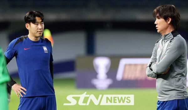 축구 대표팀 주장 손흥민이 13일오후(현지시각) 쿠웨이트 자베르 알아흐마드 국제경기장에서 훈련을 앞두고 잔디 상태를 확인한 후 홍명보 감독과 대화를 하고 있다. 홍명보 감독이 이끄는 축구 대표팀은 14일 쿠웨이트 자베르 알아흐마드 국제경기장에서 쿠웨이트와 북중미 월드컵 아시아 3차 예선 B조 5차전을 치른다. /사진=뉴시스