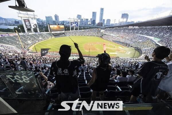 한국 프로야구 KBO리그 관중 수가 2년 연속 1천만명 기록한 가운데 24일 서울 송파구 잠실야구장에서 열린 프로야구 '2025 신한 SOL 뱅크 KBO리그' KT 위즈와 두산 베어스의 경기에서 관중들이 열띤 응원을 펼치고 있다. /사진=뉴시스