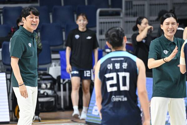 아쉬워하는 이명관을 다독이는 우리은행 위성우 감독(좌측)과 전주원 코치(우측). /사진=WKBL