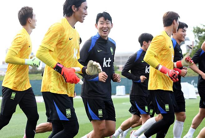 훈련하는 손흥민
(뉴욕=연합뉴스) 윤동진 기자 = 2일(현지시간) 미국 뉴욕주 아이칸 스타디움에서 열린 한국 축구 대표팀 훈련에서 손흥민이 밝은표정으로 훈련에 임하고 있다. 2025.9.3