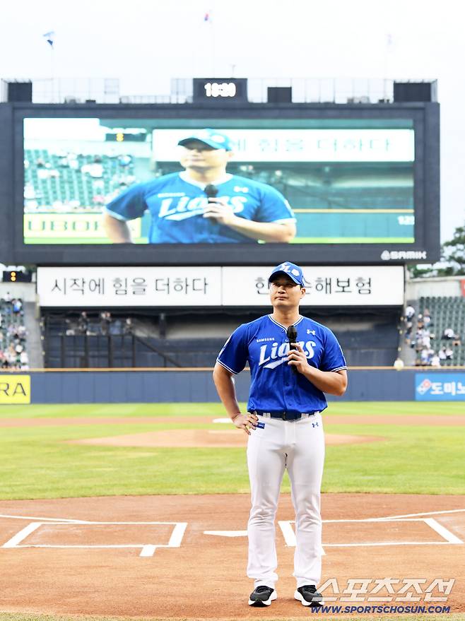 28일 잠실구장에서 열린 두산 베어스와 삼성 라이온즈의 경기 시작 전 오승환 은퇴 투어 행사가 진행됐다. 오승환이 팬들에게 인사말을 하고 있다. 잠실=박재만 기자 pjm@sportschosun.com/2025.08.28/