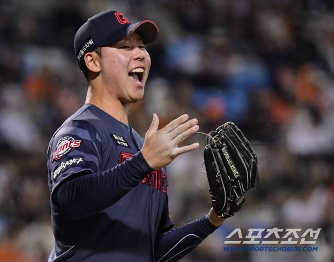 2일 대전 한화생명이글스파크에서 열린 롯데와 한화의 경기. 7회말 2사 1, 2루 채은성을 투수앞 땅볼로 잡은 전미르가 환호하고 있다. 대전=정재근 기자 cjg@sportschosun.com/2024.4.2/