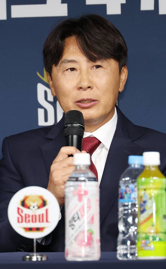 각오 말하는 김기동 감독

    (서울=연합뉴스) 신준희 기자 = 4일 종로구 축구회관에서 열린 2025-26 ACL 참가 K리그 4개팀 미디어데이에서 FC서울 김기동 감독이 각오를 밝히고 있다. 2025.9.4