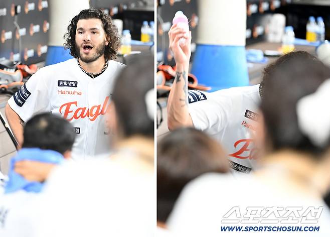 '어디 갔다 이제 온겨~' 예상치 못한 누군가의 등장에 폰세가 물병을 내던지며 아쉬운 마음을 표현했다. 대전=허상욱 기자