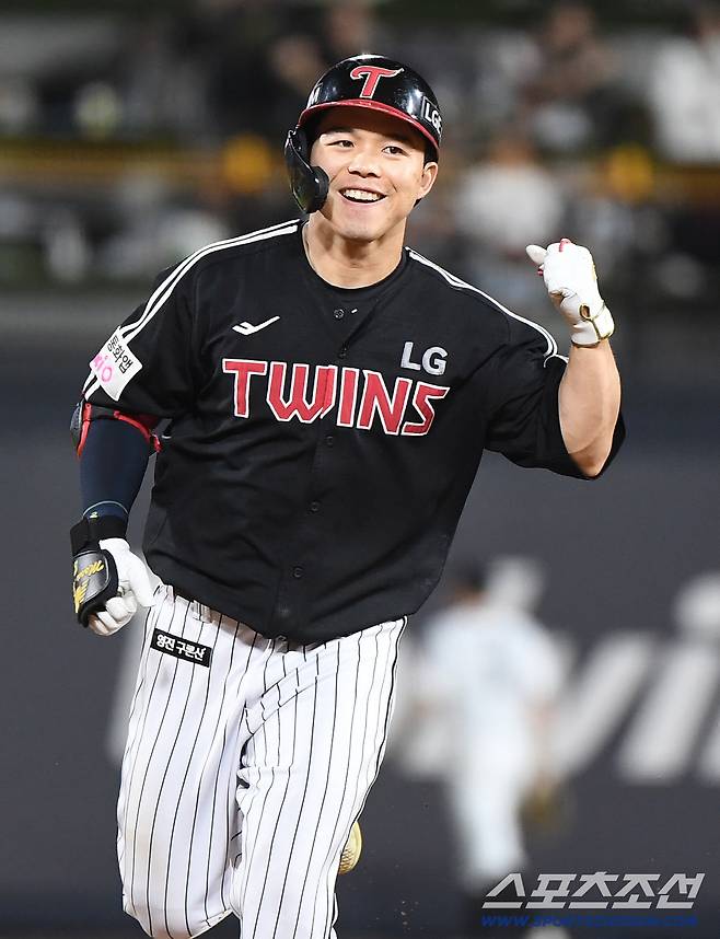 8회초 1사 만루 문성주가 만루 홈런을 친 후 그라운드를 돌며 활짝 웃고 있다.