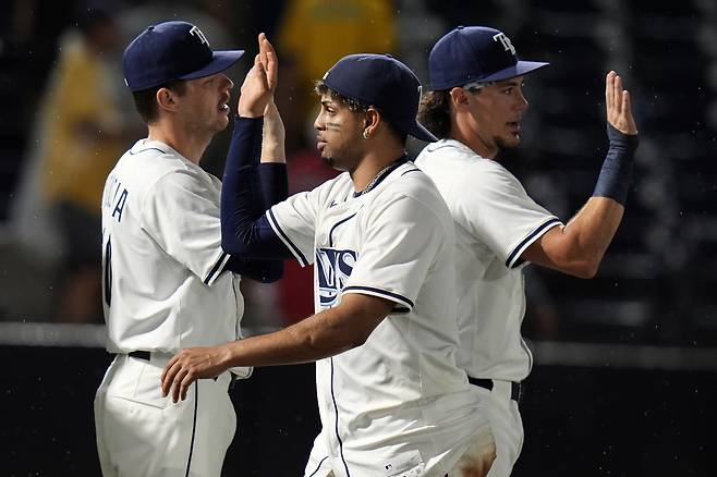 탬파베이 크리스토퍼 모렐이 승리 후 동료들과 하이파이브를 하고 있다. AP연합뉴스