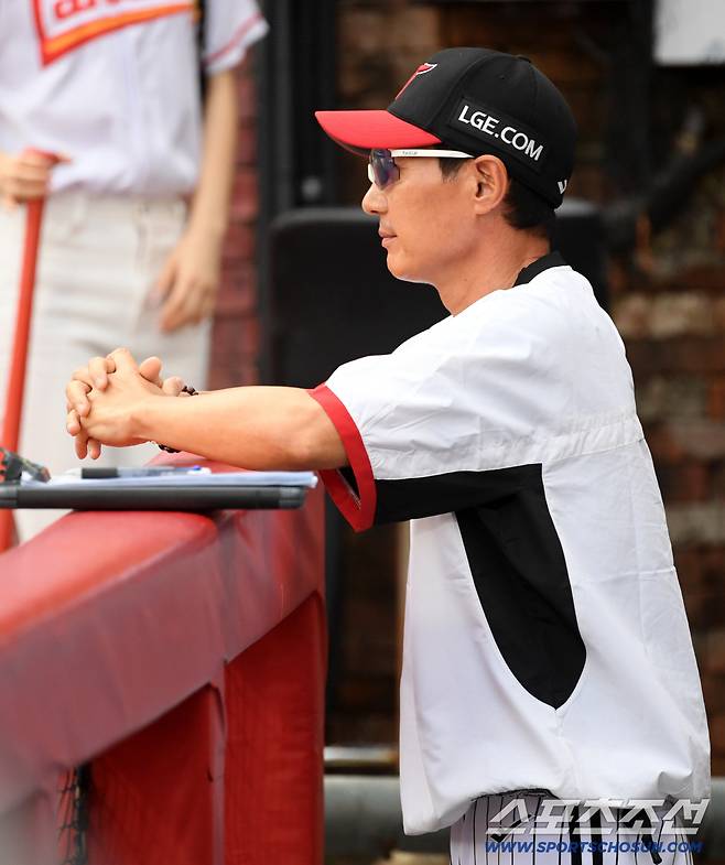 17일 인천 SSG랜더스필드에서 열린 SSG 랜더스와 LG 트윈스의 경기. LG 염경엽 감독이 경기를 지켜보고 있다. 인천=박재만 기자 pjm@sportschosun.com/2025.08.17/