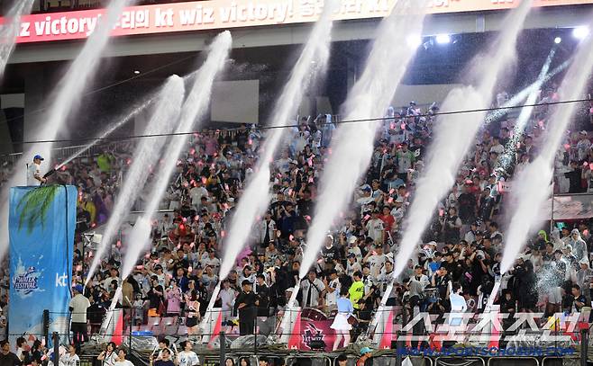 26일 수원KT위즈파크에서 열린 KBO리그 KT 위즈와 삼성 라이온즈의 경기. 관중석을 가득 메운 야구 팬들이 워터페스티벌을 즐기고 있다. 수원=박재만 기자 pjm@sportschosun.com/2025.07.26/