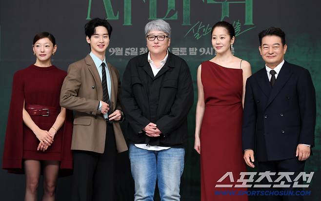 SBS 금토드라마 '사마귀' 제작발표회가 4일 서울 목동 SBS사옥에서 열렸다. 이엘, 장동윤, 변영주 감독, 고현정, 조성하가 포토타임을 갖고 있다. 목동=박재만 기자 pjm@sportschosun.com/2025.09.04/