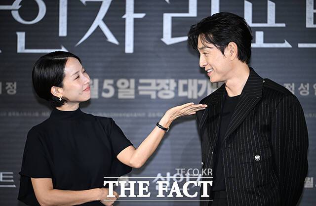 조여정(왼쪽)과 정성일이 '살인자 리포트'로 만나 팽팽한 연기 대결을 펼친다. /박헌우 기자