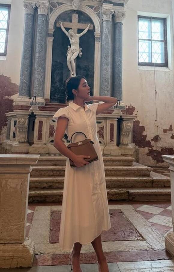 이민정이 지난 1일 개인 소셜 미디어에 성당 제단 앞으로 보이는 곳에서 십자가 예수상을 배경으로 명품 가방을 들고 포즈를 취한 모습이 담긴 사진을 게시했다. /인스타그램 캡처