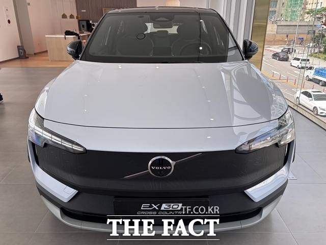 지난 4일 서울 용산전시장에 전시된 볼보 EX30 크로스컨트리. 전면 블랙 쉴드 그릴에는 스웨덴 최고봉 '케브네카이세 산맥' 지형도가 새겨져 있다. /황지향 기자