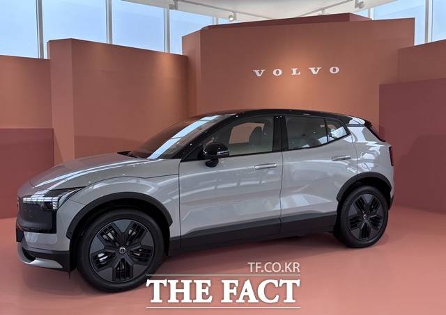 서울 용산전시장에서 공개된 볼보 EX30 CC. 강렬한 전면부와 간결한 SUV 실루엣이 강조됐다. /황지향 기자