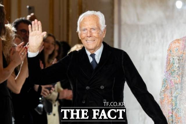 조르지오 아르마니가 지난 1월 28일 프랑스 파리에서 열린 '조르지오 아르마니-프리브 오트 꾸뛰르 2025 컬렉션' 피날레에서 손을 흔들고 있다. /파리=AP.뉴시스