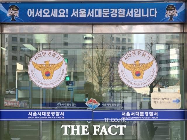 서울 서대문구에서 초등학생을 유괴하려던 20대 남성 3명이 5분간 4명의 아이들에게 접근했던 것으로 나타났다. 당초 '혐의없음'으로 결론을 내렸던 경찰은 초동 대처가 미흡했던 점을 인정하고 CC(폐쇄회로)TV를 추가 확인한 끝에 이들 일당을 검거했다. /더팩트DB