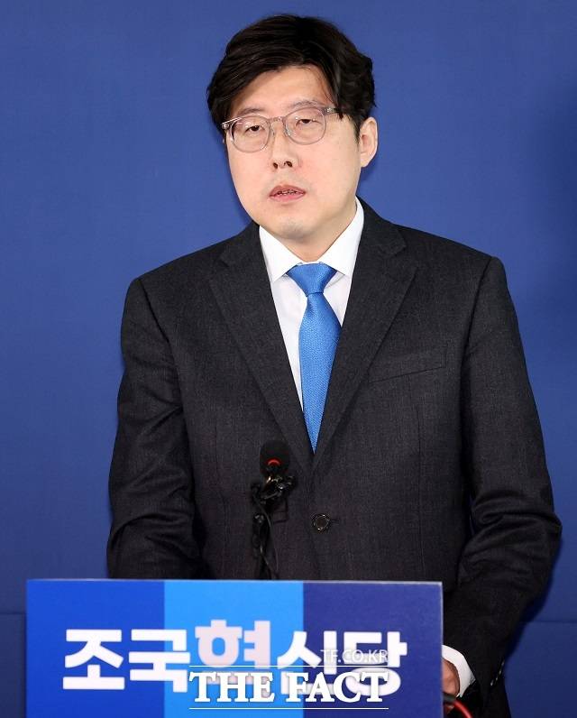 이규원 조국혁신당 사무부총장이 5일 당내 성비위 사건과 관련해 "성희롱은 범죄는 아니다. 품위유지의무위반은 되겠다"라고 발언해 2차 가해 논란이 불거지고 있다. /뉴시스