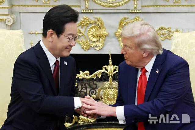 이재명 대통령과 도널드 트럼프 미국 대통령이 지난 달 25일(현지 시간) 미국 워싱턴DC 백악관에서 한미 정상회담을 하며 악수하고 있다. (사진=뉴시스)