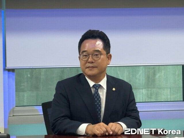 민병덕 의원이 배달 앱 시장의 방향성에 대해 설명하고 있다