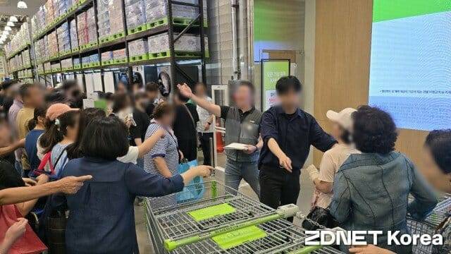 트레이더스 개점 첫 날 많은 인파가 몰리며 카트가 부족해 실랑이가 벌어졌다.