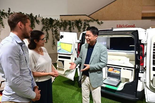 류재철 LG전자 HS사업본부장(사장)이 4일(현지시간) 독일 베를린 '국제가전박람회(IFA) 2025' 현장에서 집을 넘어 모빌리티로 확장된 AI 홈 솔루션 공간 '슈필라움'을 소개하고 있다. LG전자