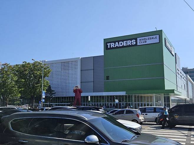 5일 오전 인천 남동구 구월동 트레이더스 구월점 앞. 입장을 기다리는 줄이 끝없이 이어졌고, 건물 밖 도로에는 교통 정체가 발생했다. 사진=박재현 기자