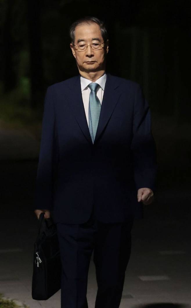 윤석열 전 대통령의 내란 방조 및 위증 등 혐의를 받는 한덕수 전 국무총리가 지난달 27일 구속영장이 기각돼 경기도 의왕 서울구치소를 나서고 있다. 연합뉴스