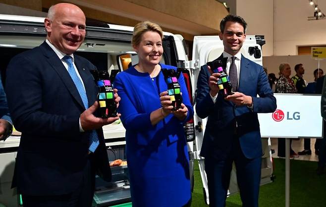 카이 베그너 독일 베를린 시장과 프란치스카 기파이 베를린 부시장 겸 경제에너지당국 의원 등이 5일(현지시간) IFA 2025 현장에서 LG전자 전시관을 찾아 AI 모빌리티 공간 솔루션 '슈필라움'을 체험하고 있다. LG전자