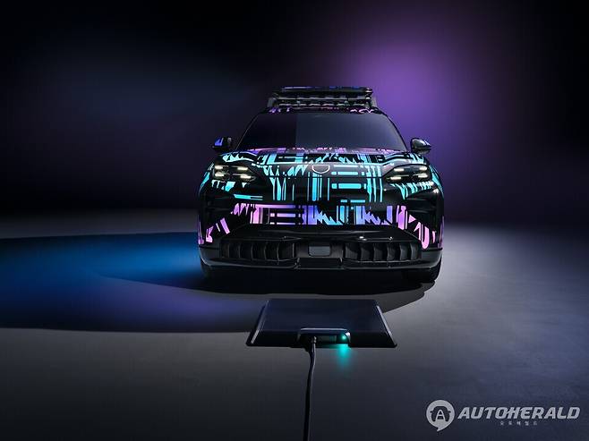 포르쉐가 신형 카이엔 일렉트릭에 탑재되는 무선 충전 기술을 공개했다(출처: 포르쉐)