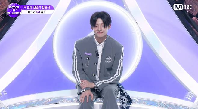 Mnet '보이즈플래닛2' 2차 생존자 발표식에서 이상원 참가자가 1261만 점을 돌파하며 1위에 올랐다. 1차에 이은 연속 1위로, 유일하게 천만 점을 넘기며 압도적 인기를 확인했다. 이번 투표는 1차보다 30만 명 이상 많은 팬들이 참여했으며, 48명의 참가자 중 24명이 생존했다. 생존자들은 세미파이널에서 '신곡 매칭 미션'을 통해 다시 한번 경쟁을 펼친다.