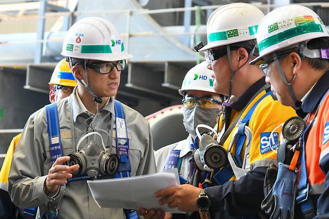 정기선(맨 왼쪽) HD현대 수석부회장이 4일 전남 영암군 HD현대삼호 조선소를 찾아 고위험 작업 현장의 안전을 점검했다. /HD현대