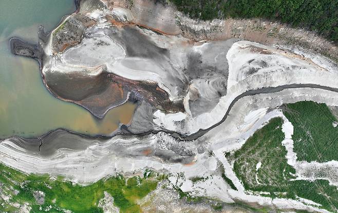 지난 8월 31일 강원도 강릉시 오봉저수지가 메마른 모습