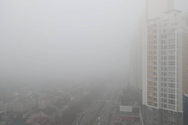 지난 2019년 전북 전주시 서원로 일대를 미세먼지가 뒤덮었던 모습. /뉴스1