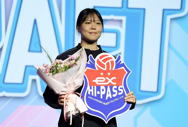 5일 서울 강서구 메이필드 호텔에서 열린 2025-2026 KOVO(한국배구연맹) 여자 신인선수 드래프트에서 1라운드 1순위 한국도로공사의 지명을 받은 중앙여고 이지윤이 기념촬영을 하고 있다. /뉴시스