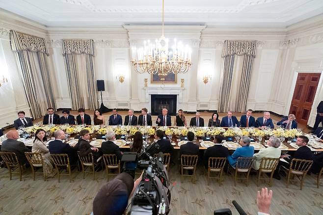 도널드 트럼프 미국 대통령이 4일(현지시간) 워싱턴 백악관 국빈만찬장에서 테크기업 CEO와 만찬을 하고 있다./AP 연합뉴스