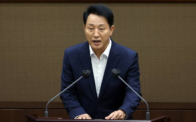 오세훈 서울시장이 27일 오후 서울 중구 세종대로 서울시의회 본회의장에서 열린 제332회 임시회 개회식에서 서울시 신임 간부 소개를 하고 있다. /뉴스1
