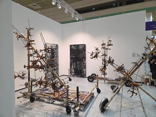 상히흫 갤러리에는 정유진 작가가 제작한 '스크라퓰란스(Scrapulance)'가 전시되어 있다. /김정은 기자